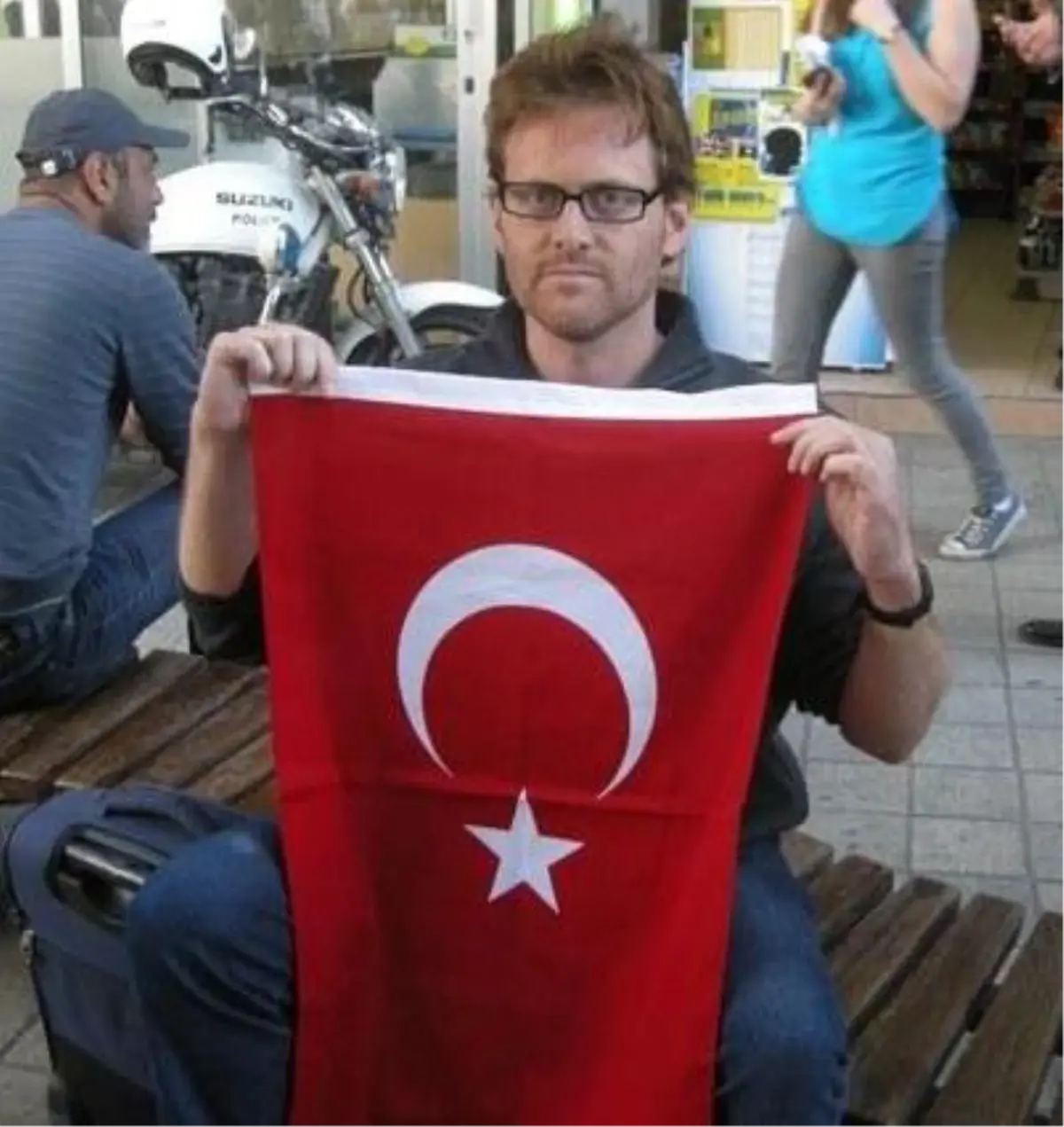 Türk Bayrağı Açan Fransız \'Psikolojik Sorunlarım Var\' Dedi Serbest Bırakıldı