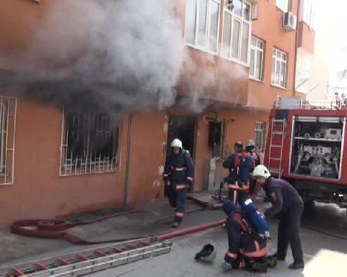 Yangında Mahsur Kalanları İtfaiye Kurtardı