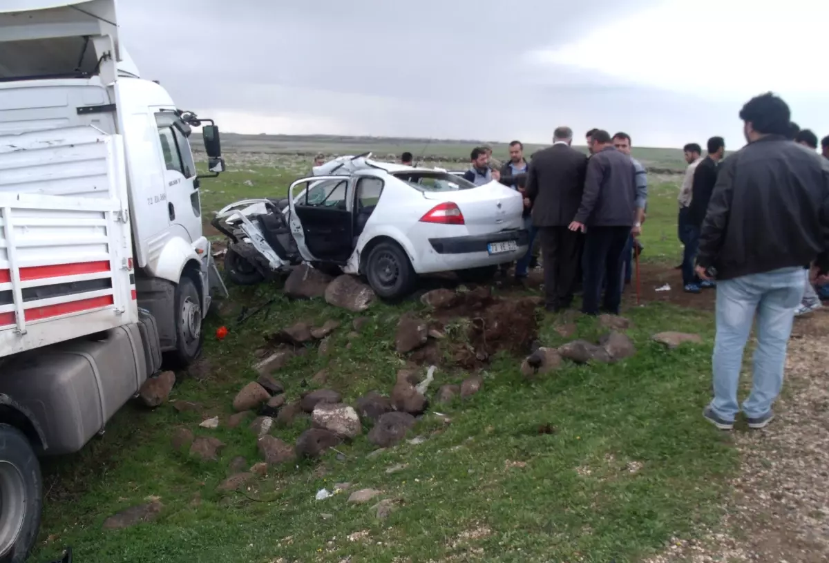 Yeşiller Partisi Eş Başkanı Roth\'un Konvoyunda Kaza: 2 Polis Şehit, 1 Yaralı