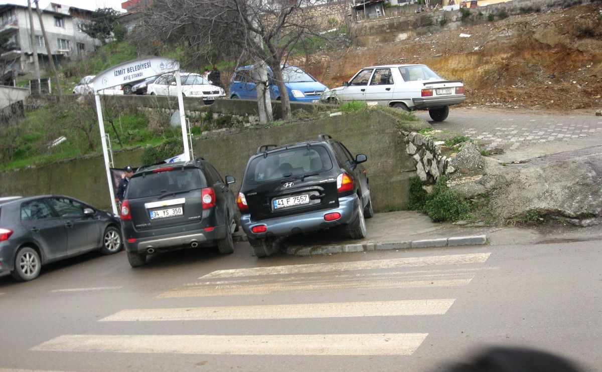 Zabıtadan Kaldırım Parkı Cezası