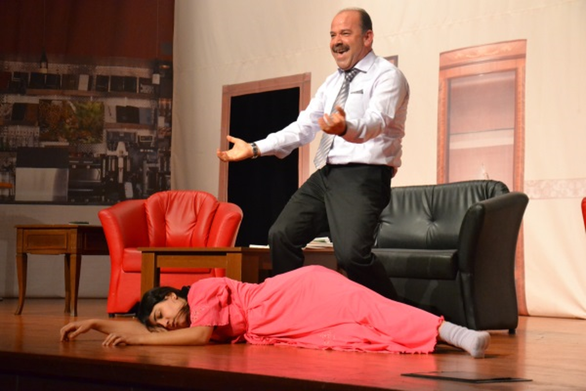Mersin\'de "9 Canlı" Oyunu Sahnelendi