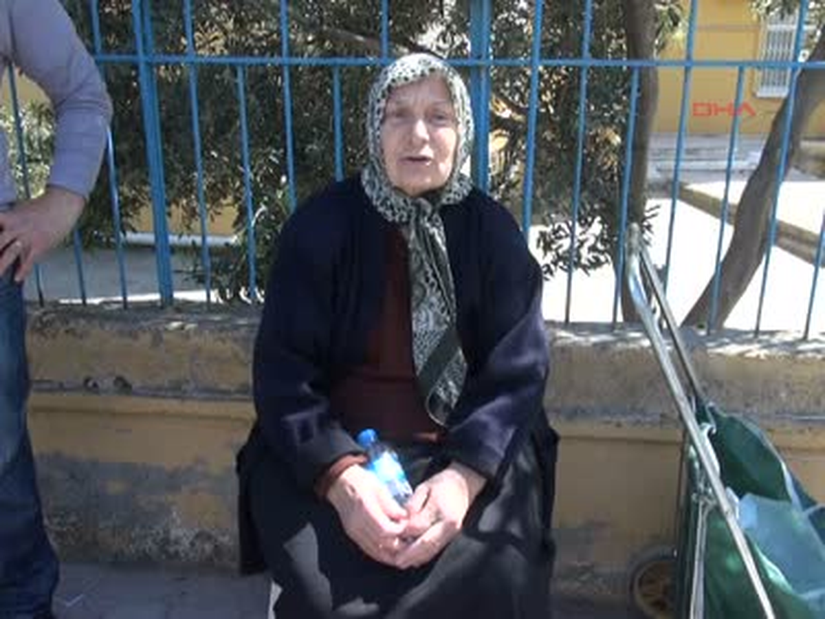 Adana Pazara Giden Yaşlı Kadının Cüzdanını Çaldılar Pazara Giden Yaşlı Kadının Cüzdanını Çaldılar