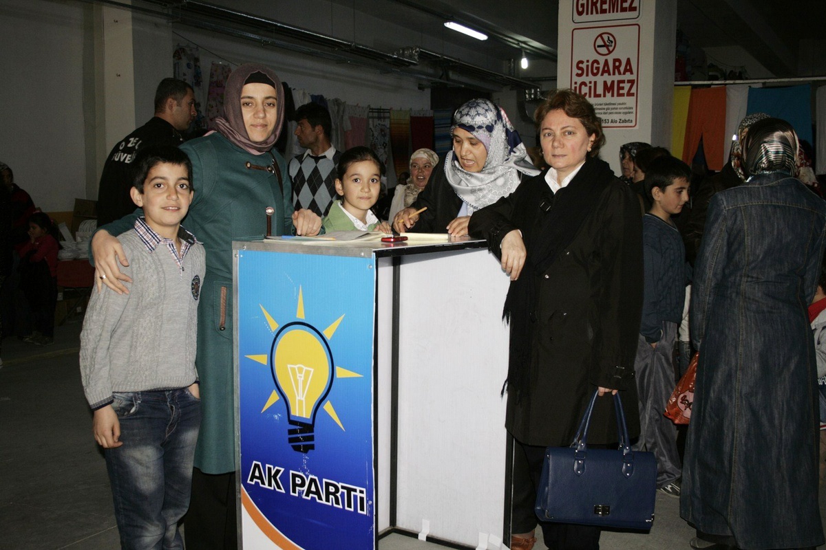 Ak Partili Kadınlar Sosyete Pazarında Üyelik Stantı Açtı
