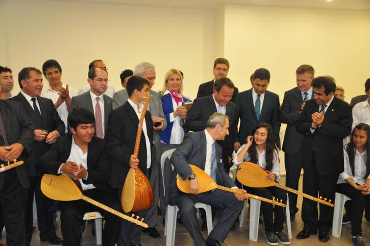 Bakan Çağlayan Mersin\'de Bağlama Çaldı