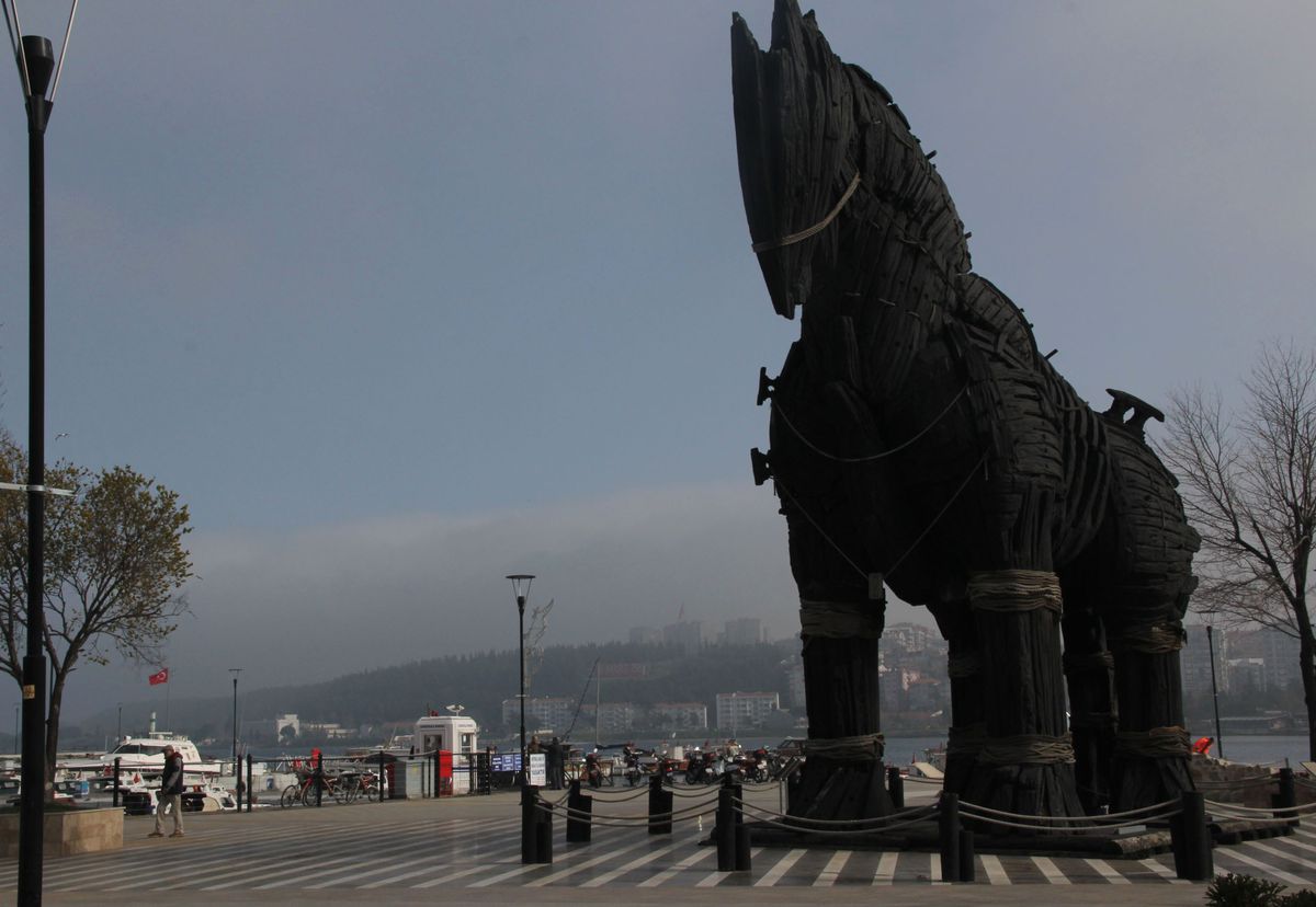 Çanakkale Boğazı Sis Nedeniyle Trafiğe Kapatıldı