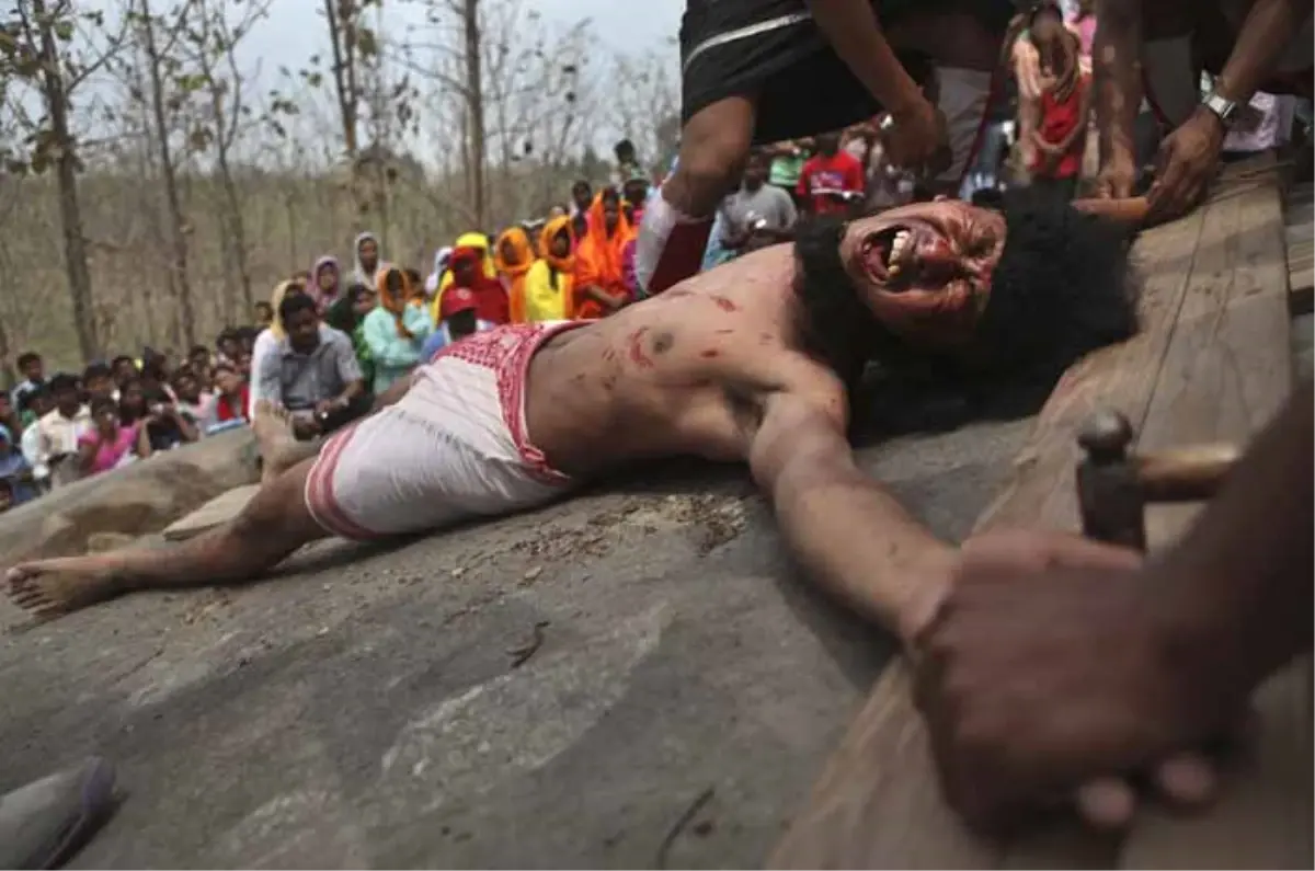 Canlı Canlı Çarmıha Gerildiler!
