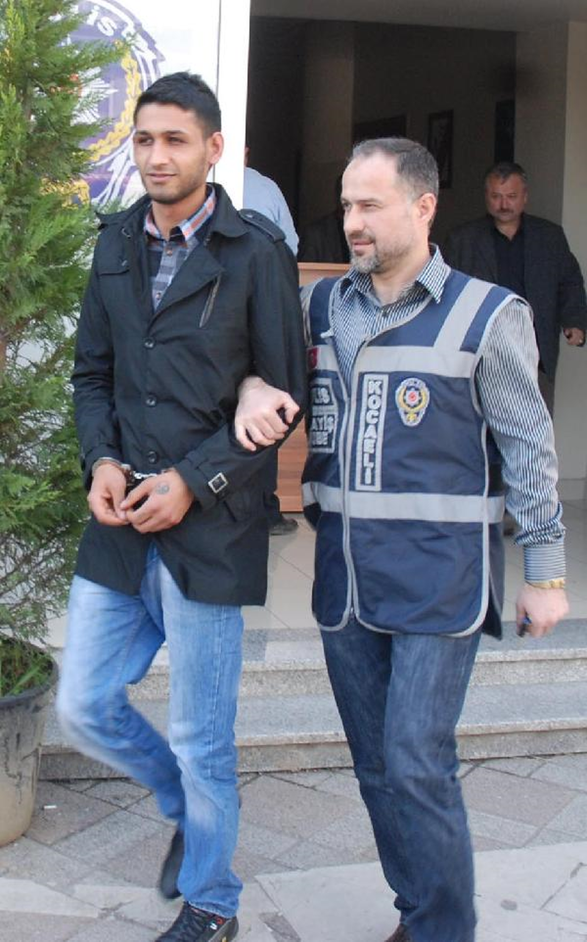 Cezaevinden Kaçtı Sevgilisinin Arkadaşını Bıçakladı