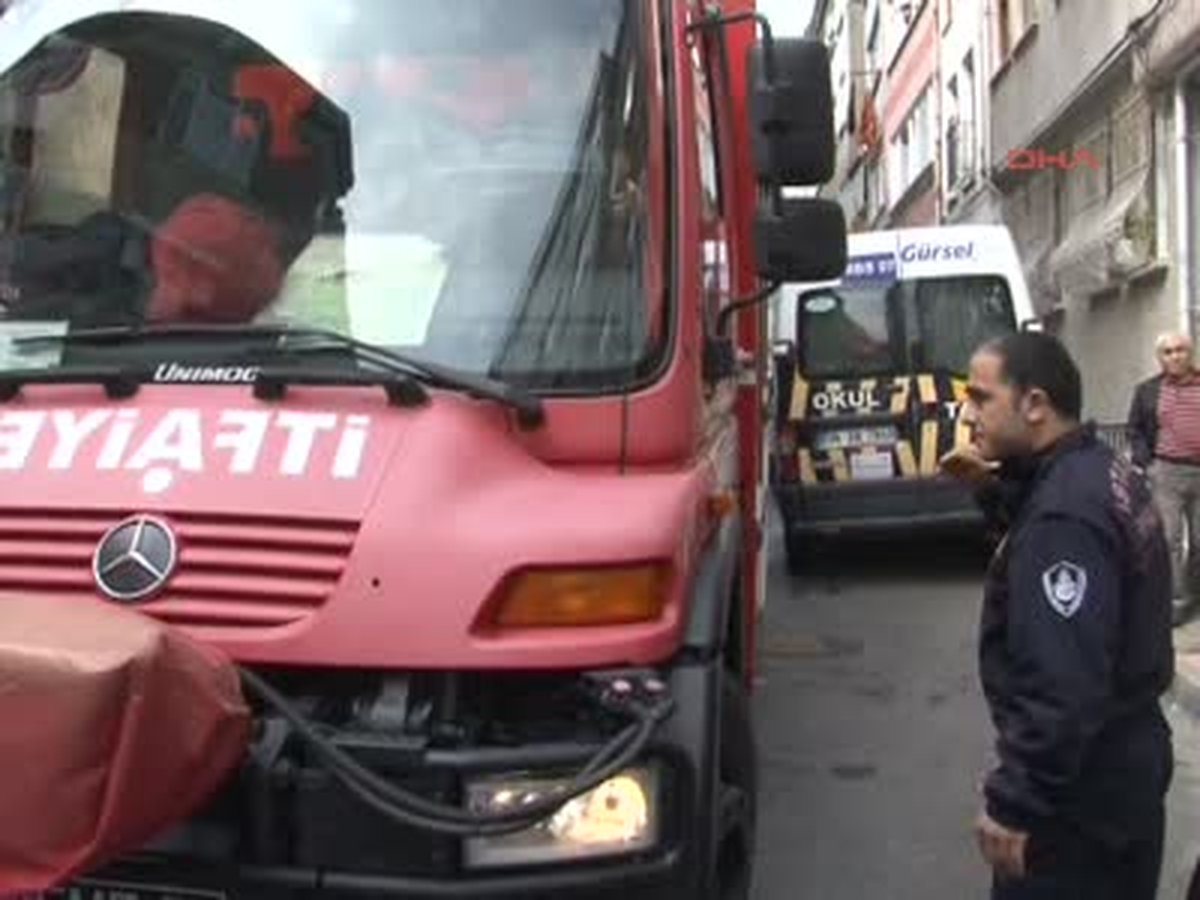 Hem Pazar Hem Dar Sokaklar İtfaiyeye Zor Anlar Yaşattı