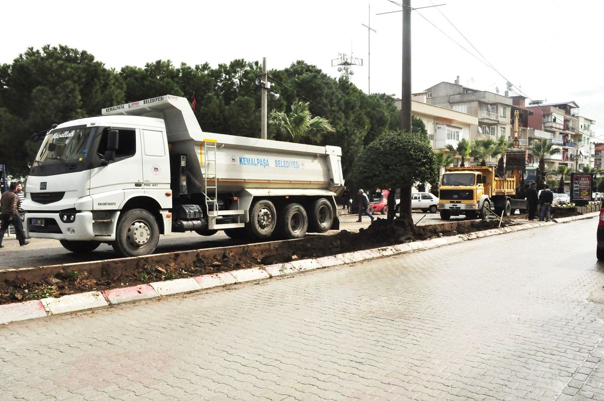 Kemalpaşa\'da Atatürk Bulvarı Yenileniyor
