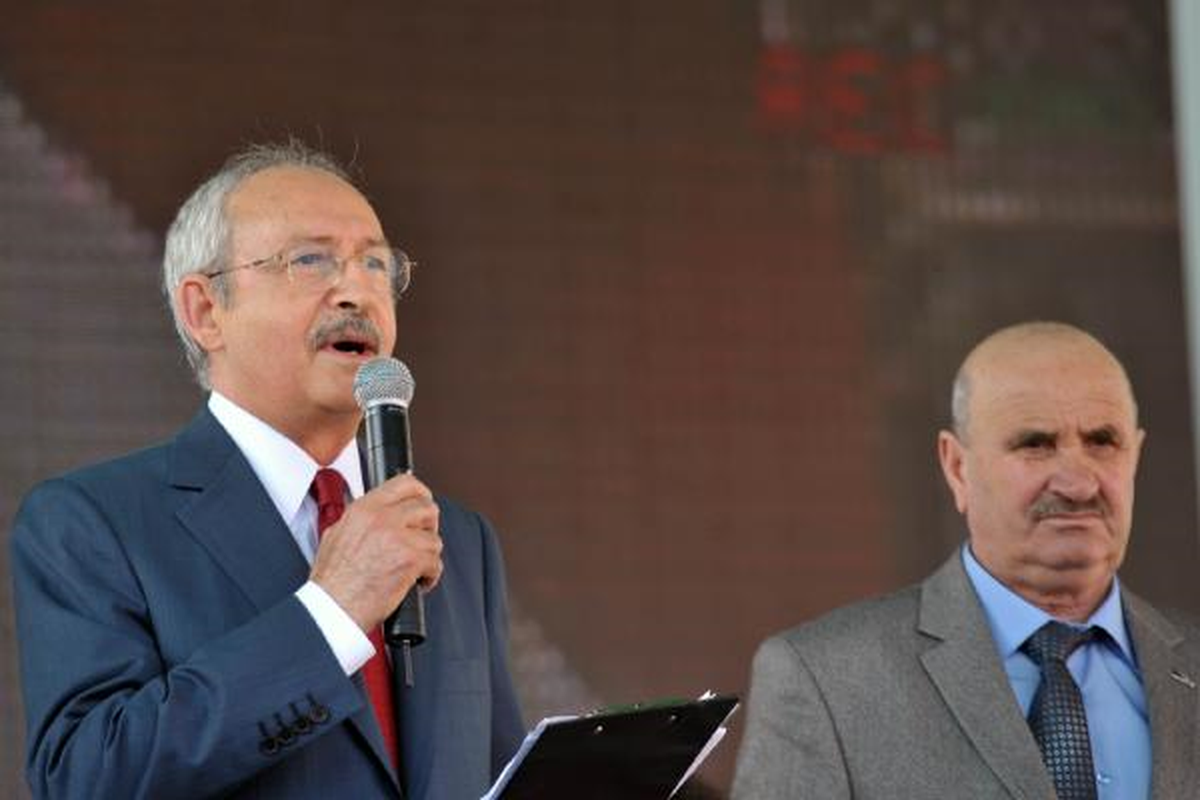 Kılıçdaroğlu\'na Nazım\'ın Yaptığı Kartallı Kazım Resmi Hediye Edildi