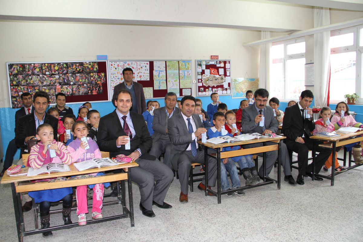 Köprübaşı\'nda Öğrencilere Süt Dağıtımı