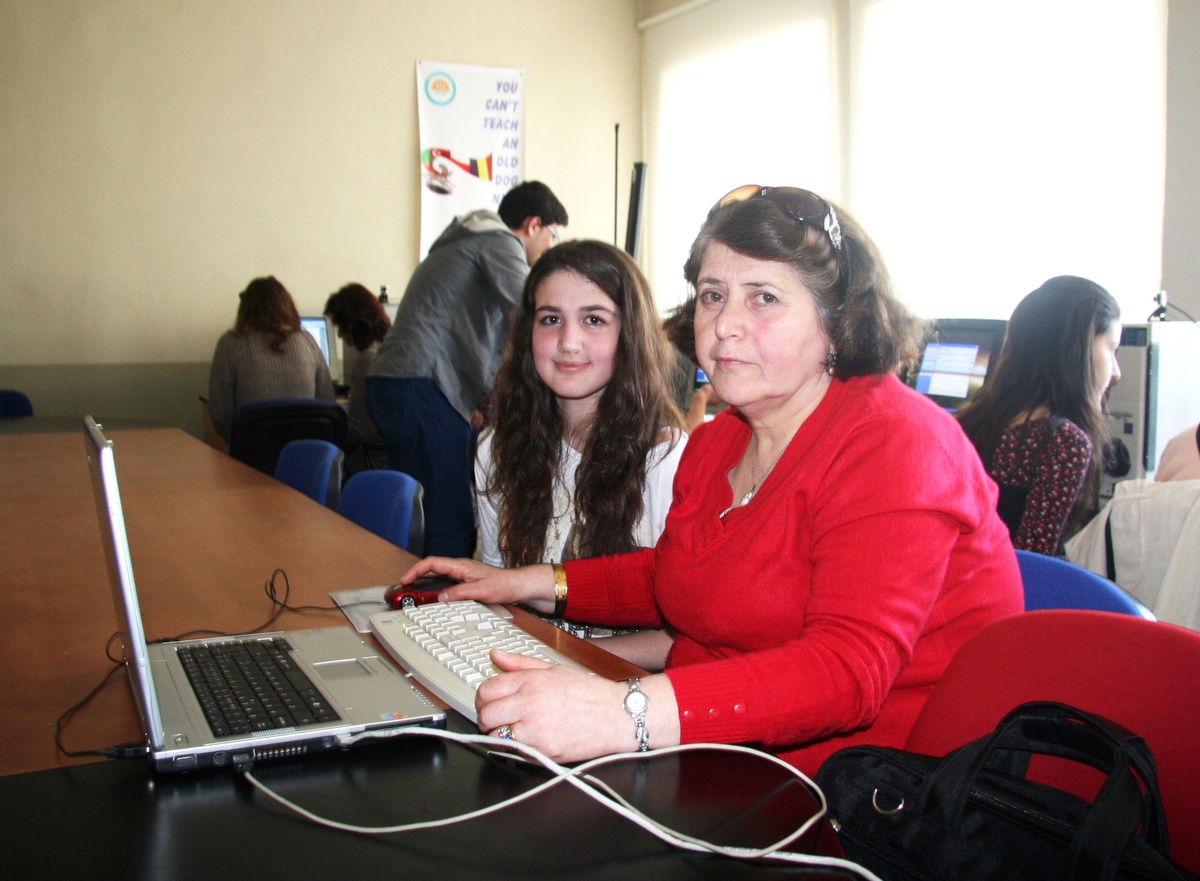 Lise Öğrencilerinden Yaşlılara Bilgisayar Kursu