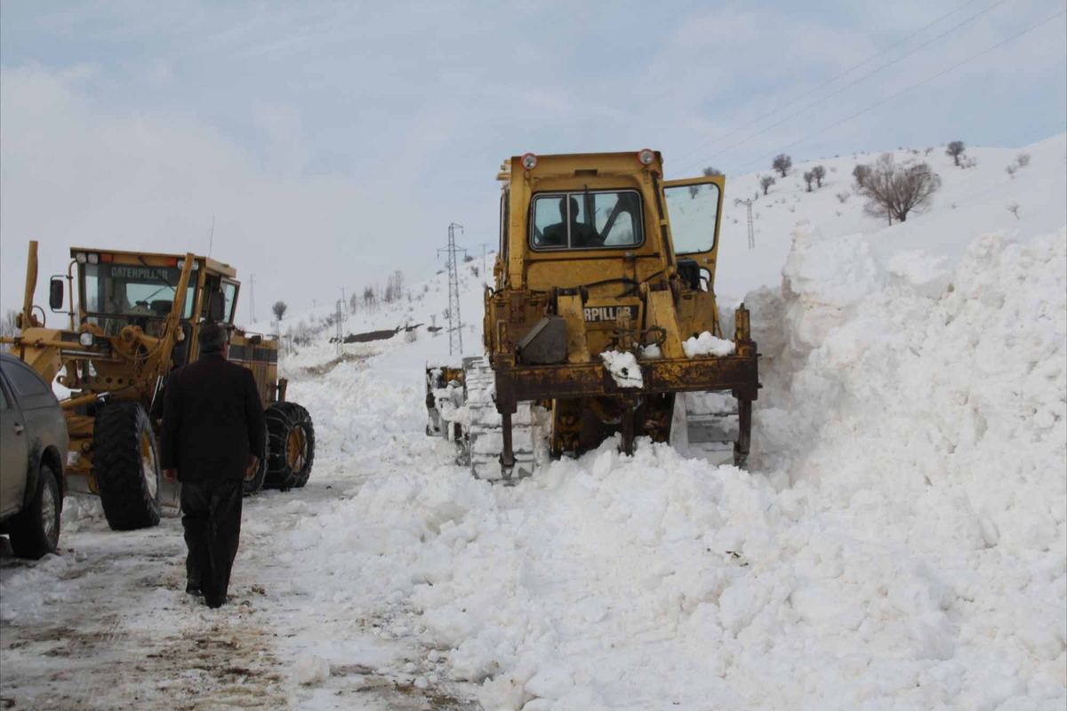 Muş Belediyesi, İş Makineleriyle Kar Topluyor