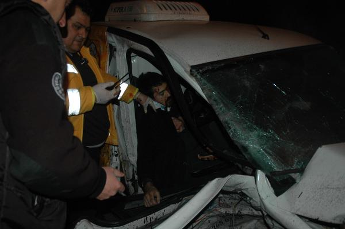 Otomobil, Hafif Ticari Aracı Çarptı: 4 Yaralı