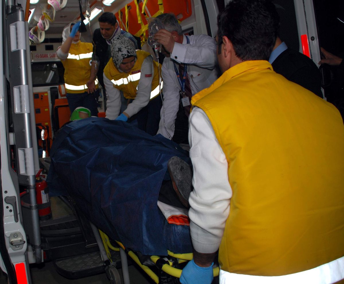Otomobil ile Minibüs Çarpıştı: 5 Polis Yaralı