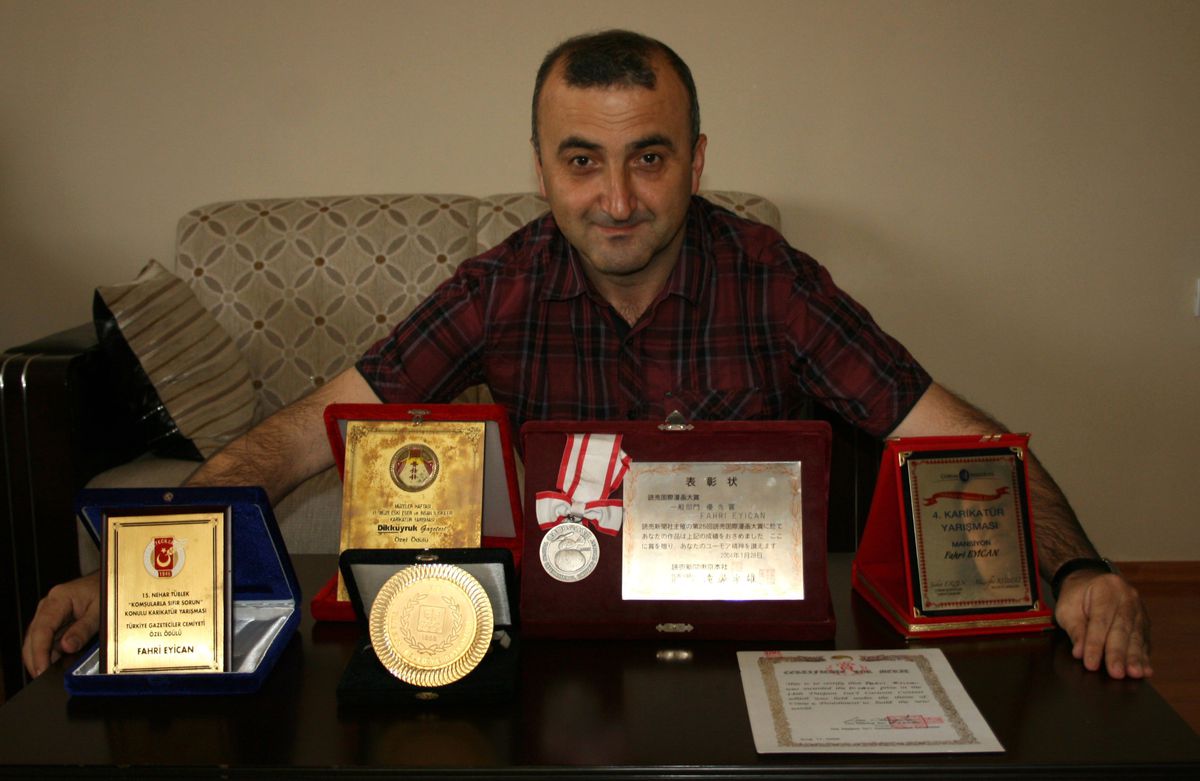 (Özel Haber) Hem Postacı Hem de Avrupa Ödüllü Bir Karikatürist