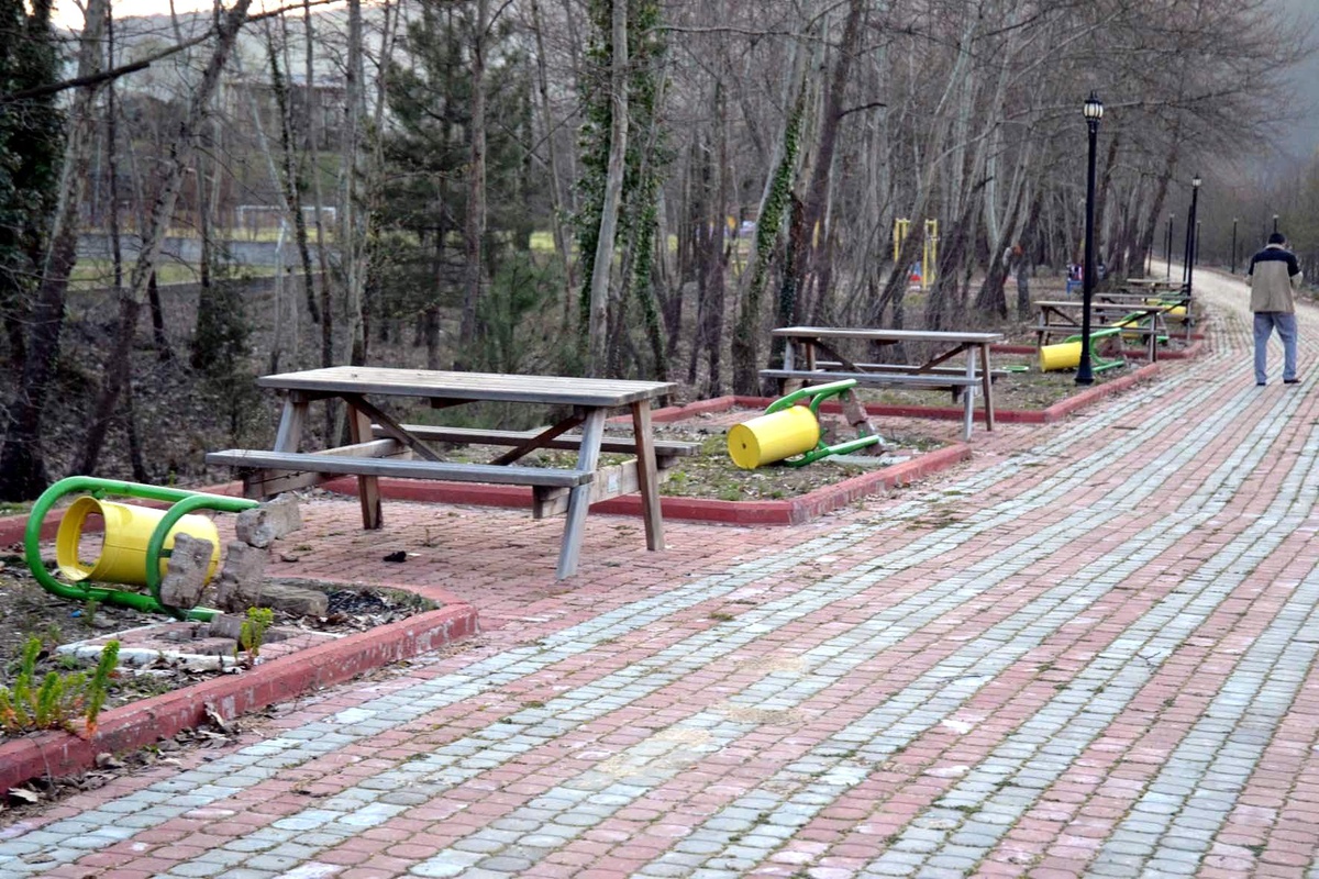 Psikolojisi Bozuldu Çöp Tenekelerini Yıktı