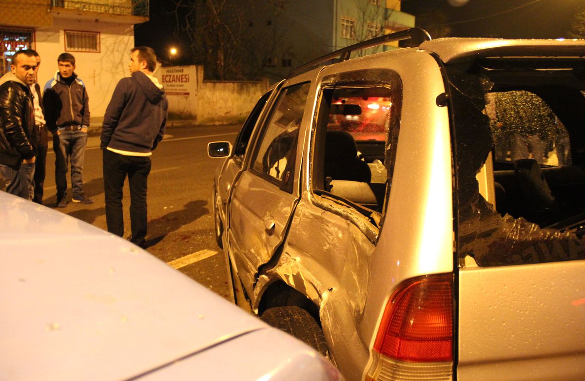 Sakarya\'da Ciple Otomobil Çarpıştı: 2 Yaralı