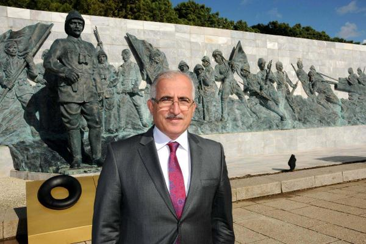 Şehitlikte 35 Bayrak, Tek Marş