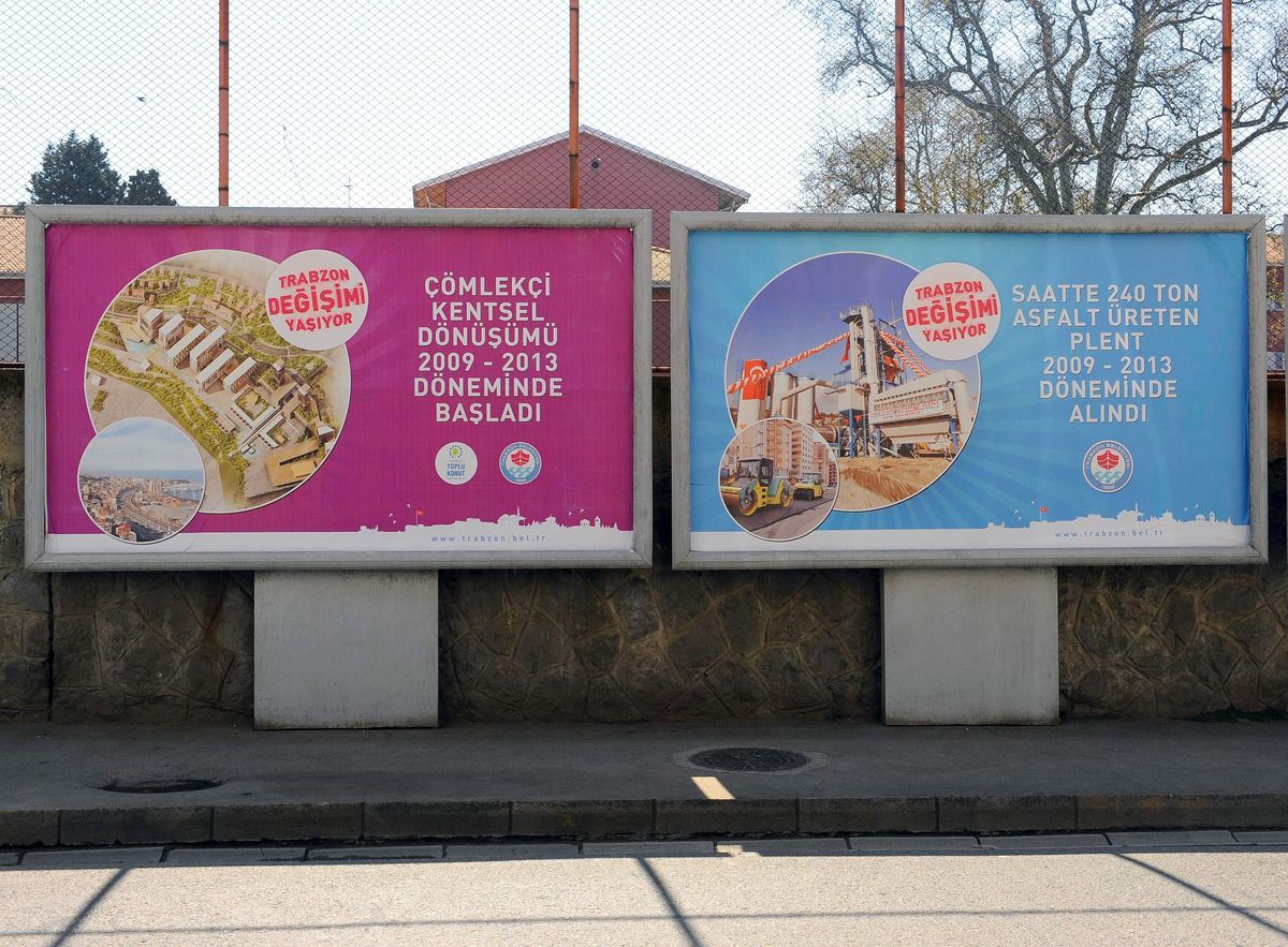 Trabzon Belediye Başkanı Reklam Afişlerinde Kendi Resmi Yerine Yapılan Hizmetlerin Resmini...