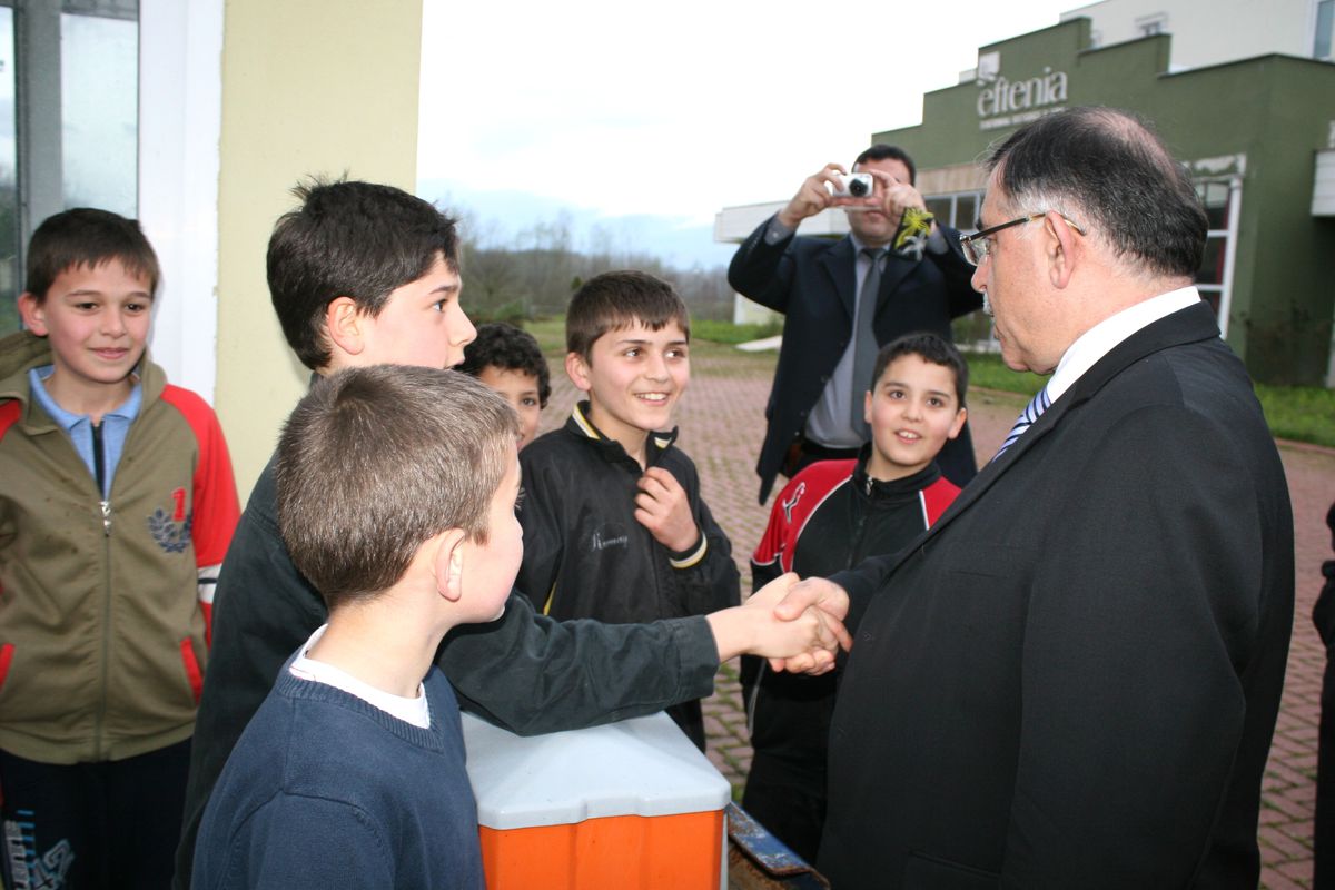 Vali Yılmaz'ın Çocuk Sevgisi