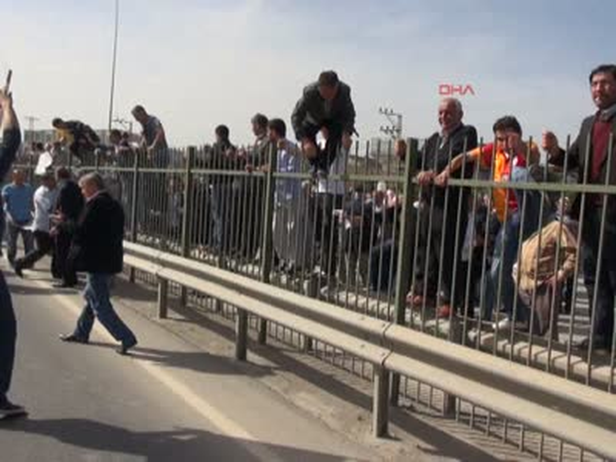 2b Eyleminde Vatandaş Yol Kapattı 2b Eyleminde Vatandaş Yol Kapattı