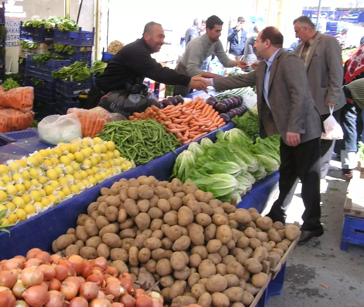 AK Parti\'li Öz, Pazarcı Pazarını Ziyaret Etti