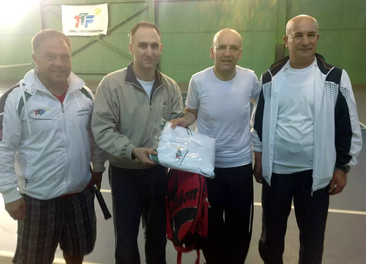 Bakan Mehmet Şimşek Bursa\'da Sabaha Tenis Sporuyla Başladı
