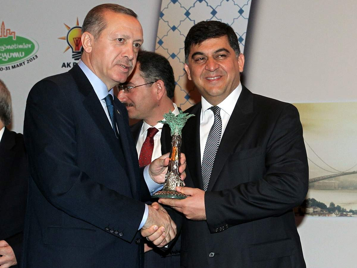 Başkan Fadıloğlu Ödülünü Başbakan Erdoğan\'ın Elinden Aldı