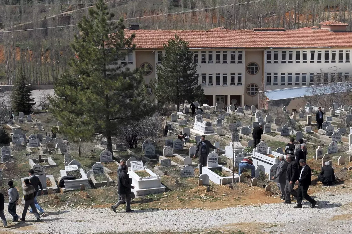 Çelikhan Mezarlığı Yabani Otlardan Temizlendi