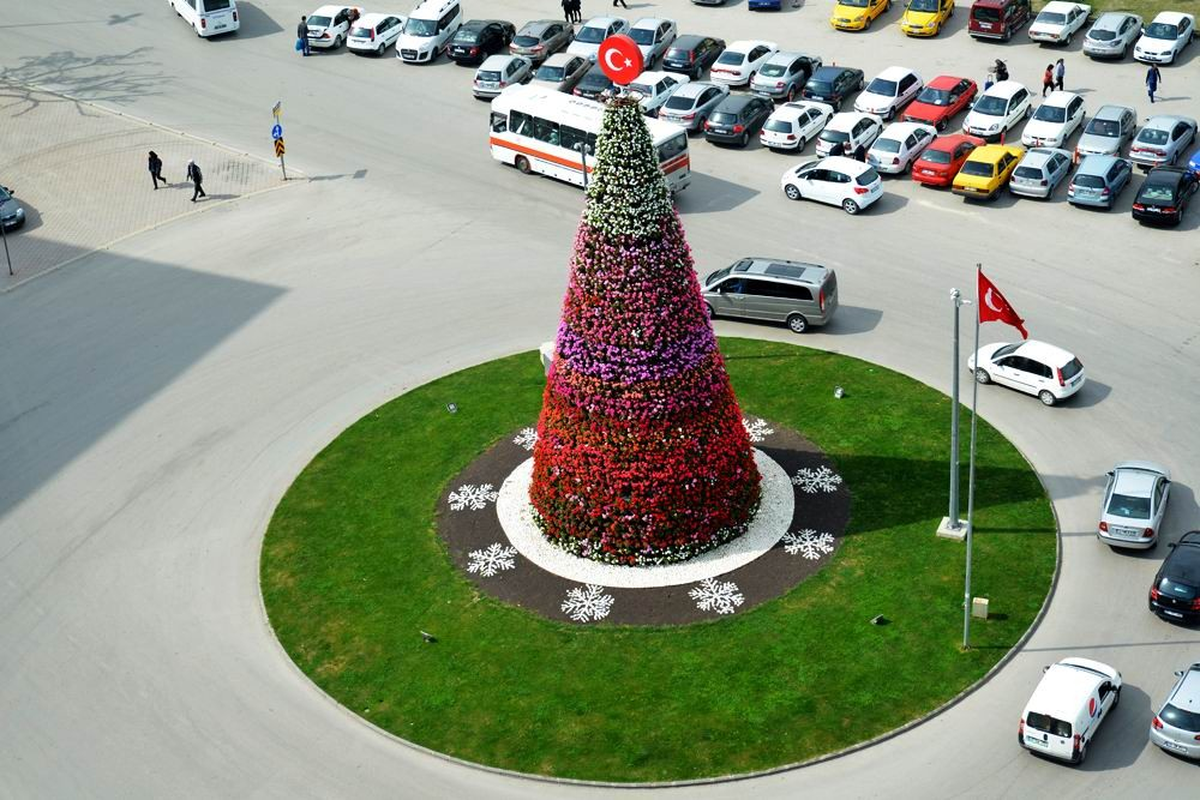 Çiçek Kulesinin Çiçekleri Yenilendi