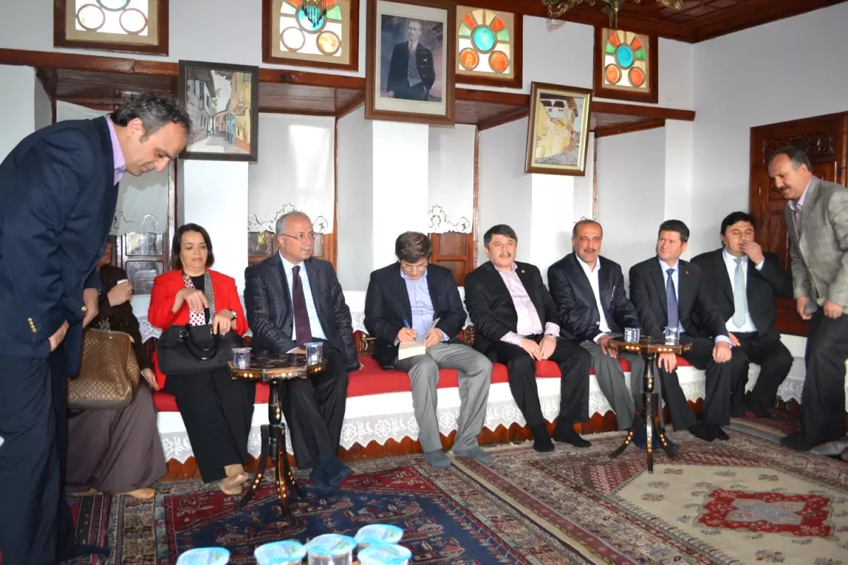 Dışişleri Bakanı Ahmet Davutoğlu Kula\'yı Ziyaret Etti
