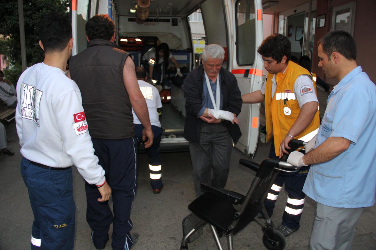 Kuyucak\'ta Trafik Kazası; 10 Yaralı