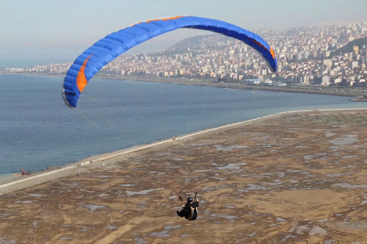 Trabzon Akyazı Yamaç Paraşütçülerinin İlgi Odağı Oldu