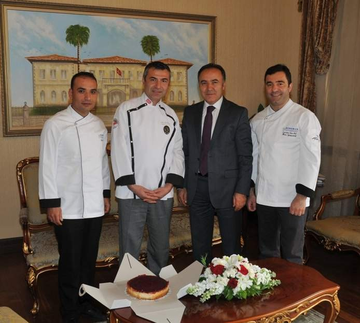 Antalya Valisi Altıparmak\'a Doğum Günü Sürprizi