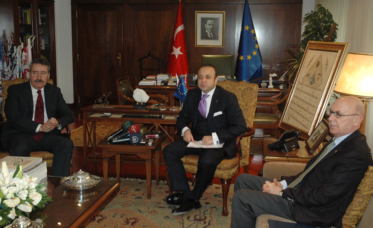 Bakan Bağış\'dan Kılıçdaroğlu\'na "1 Nisan" Göndermesi
