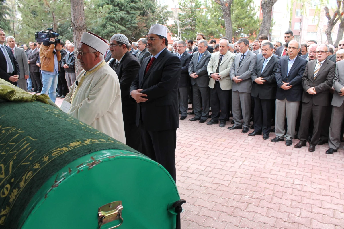Bakan Yılmaz, Konya\'da Cenazeye Katıldı