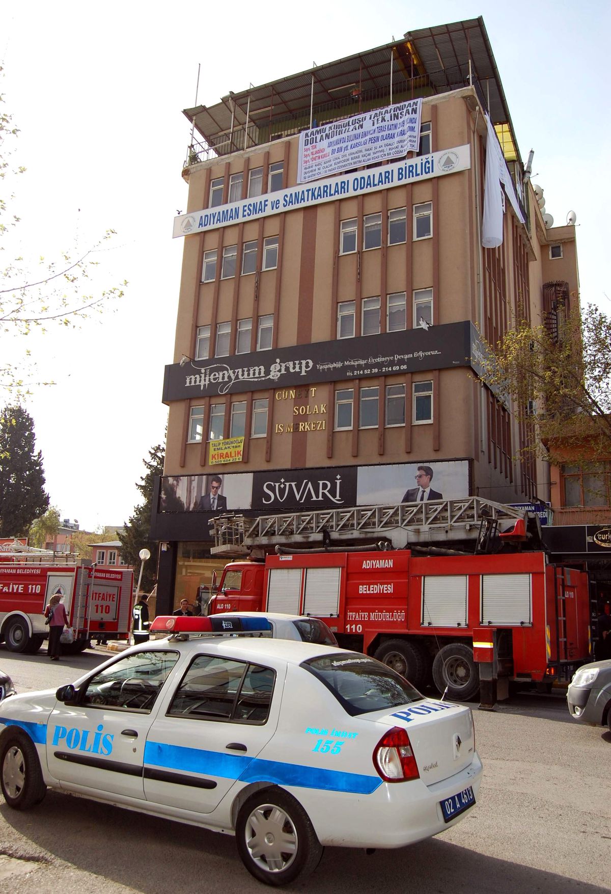 Binayı Ateşe Verdi, Kendisini Binaya Kapattı