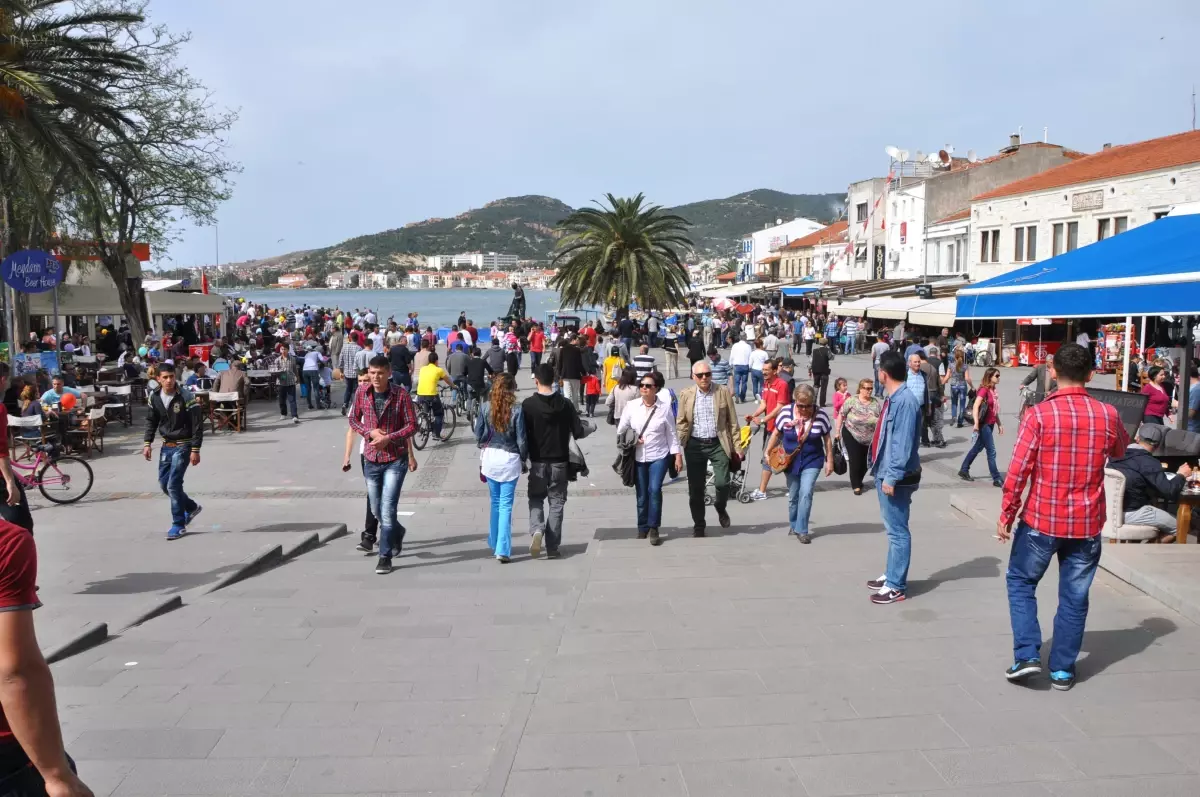 İzmir ve Manisalılar Foça\'ya Akın Etti