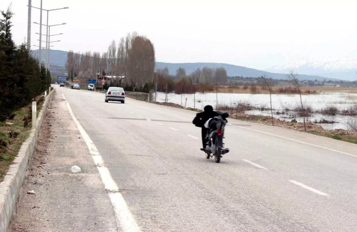 Motosiklet Üzerinde Tehlikeli Yolculuk