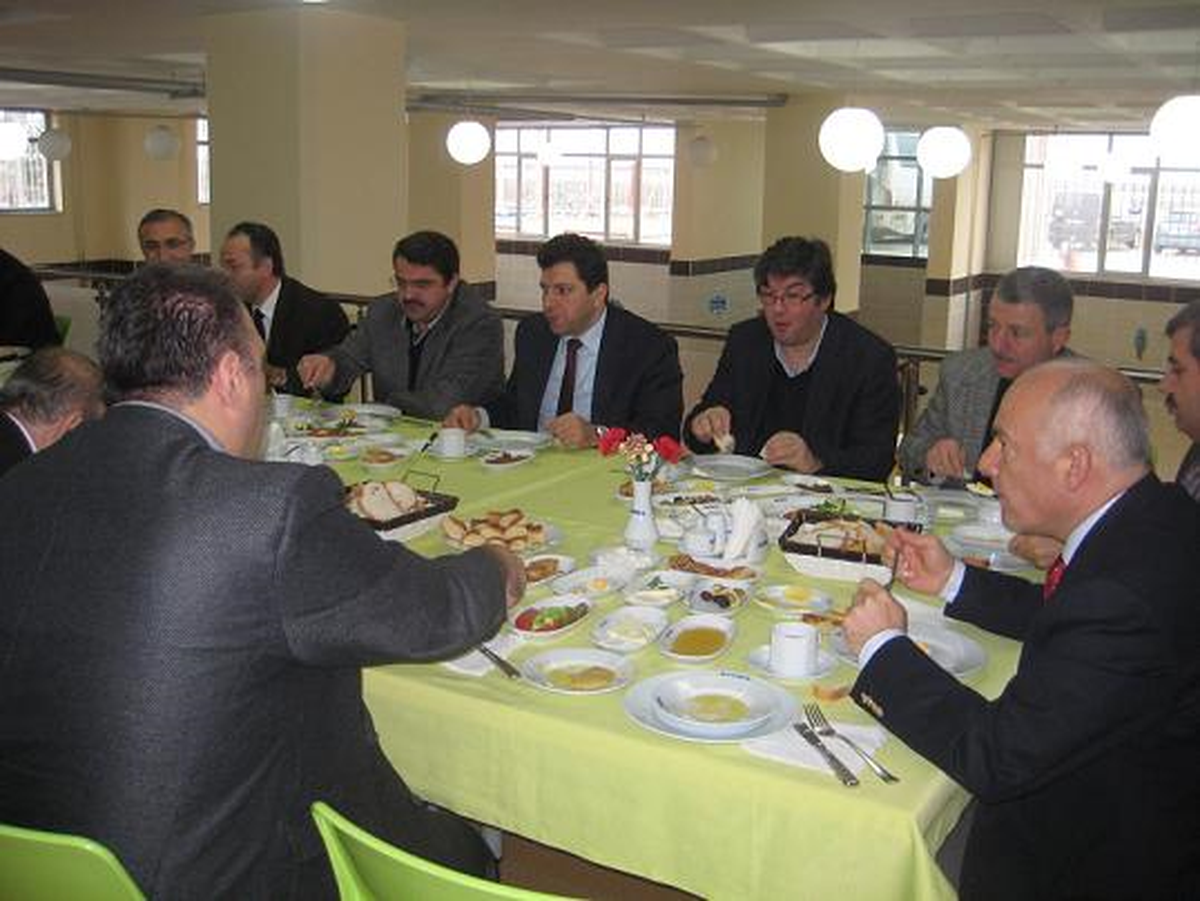 Rektör Yılmaz, Öğretim Üyeleri ile Birlikte Bir Araya Geldi