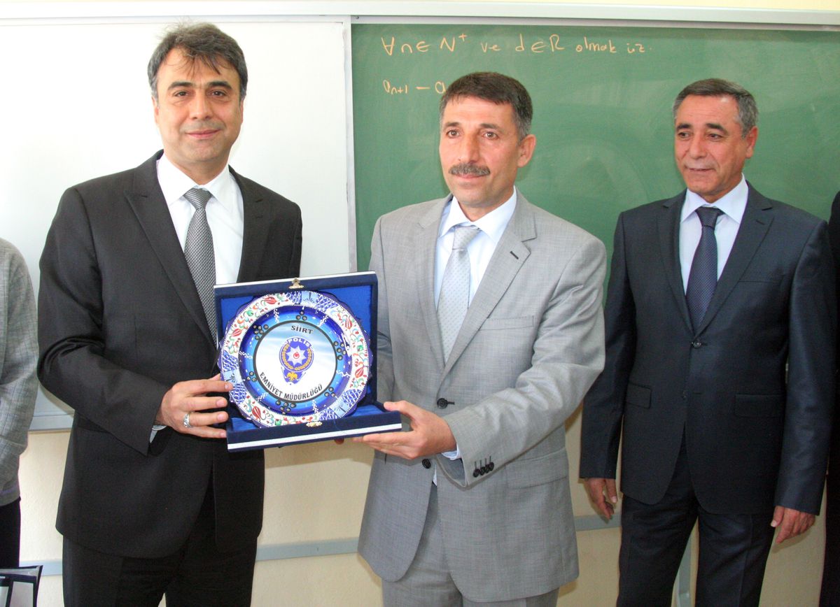 Tübitak Birincisi Öğrenciye Tablet Hediye Edildi