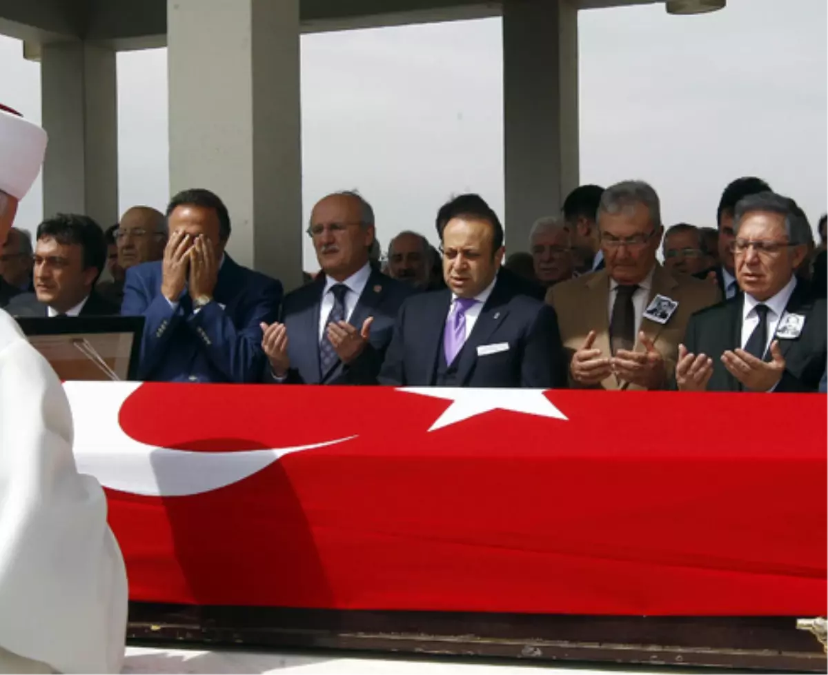 Zülfü Livaneli'nin Babası Toprağa Verildi