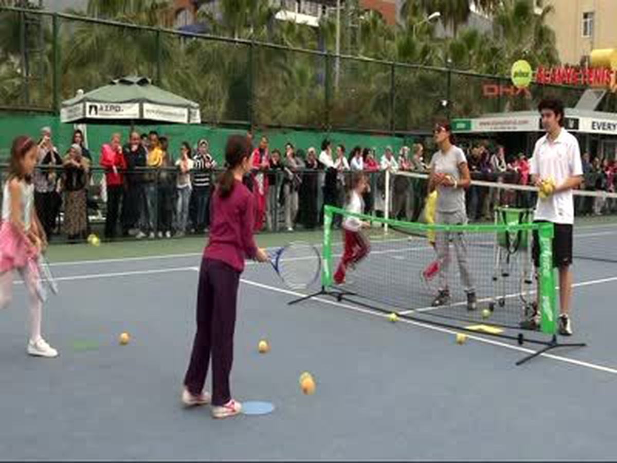 Alanya\'da 300 Öğrenciye Tenis Eğitimi Verildi