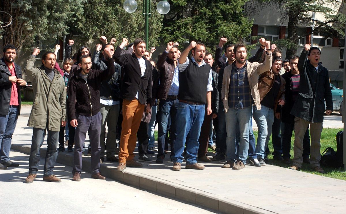 Anadolu Üniversitesi\'nde Bildiri Gerginliği