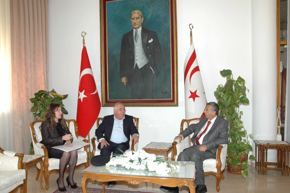 Arslan Mengüç, "Ben Tremeşeli Mehmet Ali" Adlı Kitabını KKTC Meclis Başkanı\'da Takdim Etti