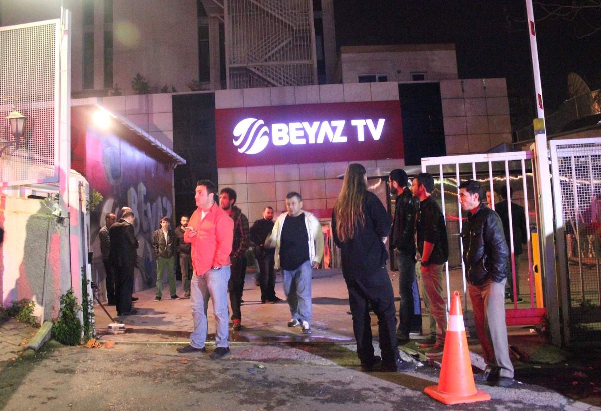 Beyaz Tv\'ye Taşlı Sopalı Saldırı: 1 Yaralı