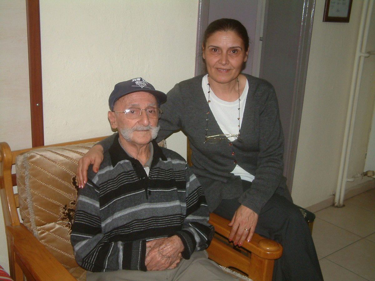 Burhaniye\'de Huzurevinin Maskotu Oldu