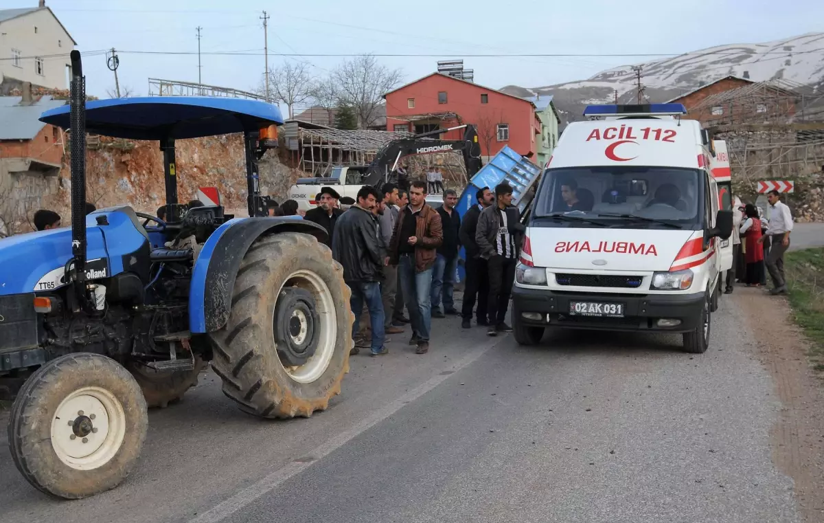 Çelikhan\'da Traktör Devrildi: 7 Yaralı