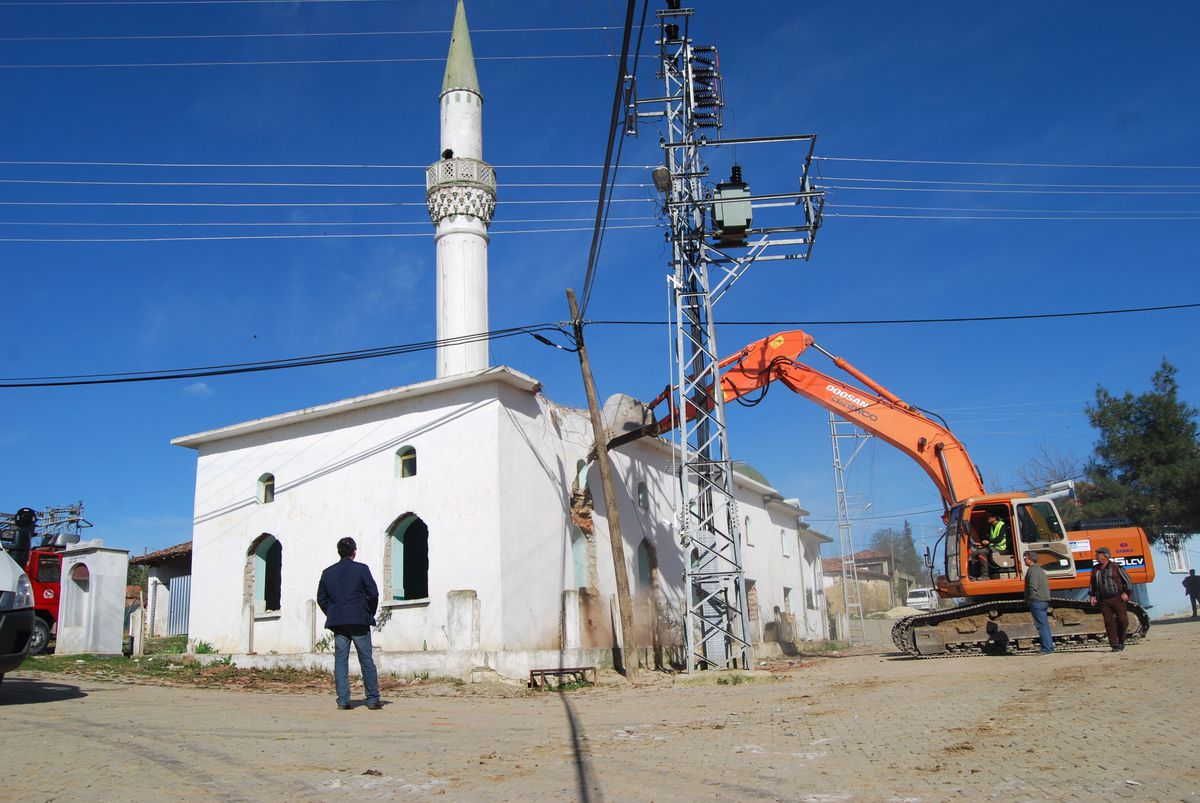 Depremden ve Yağışlardan Zarar Gören Aksakal Köyü Camii Yıkıldı